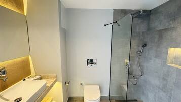 Deluxe-dobbeltværelse - 1 kingsize-seng - ikke-ryger - adgang til pool | Badeværelse | Gratis toiletartikler, hårtørrer, hjemmesko, håndklæder