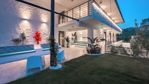 A modern hotel lobby with a reception desk, seating area, and a balcony. - S-Cape Hotel Fethiye (Fethiye)