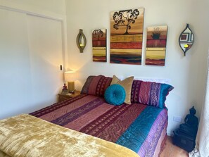 Design Room | 1 bedroom, premium bedding, memory foam beds, individually decorated - Ballygelvar (Cambridge)