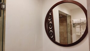 Loft Deluxe | Bany | Dutxa, capçal de dutxa tipus cascada i tovalloles