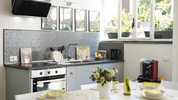 Kühlschrank, Ofen, Herdplatte, Wasserkocher