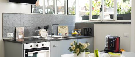 Fridge, oven, stovetop, electric kettle