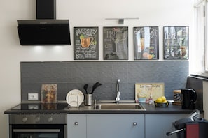 Frigorifero, forno, piano cottura, bollitore elettrico