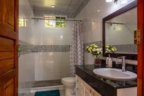 Douche, sèche-cheveux, serviettes fournies, papier toilette