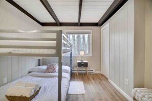 5 habitaciones, escritorio y tabla de planchar con plancha 