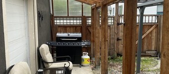 Large Modern pet Friendly Suite With Central A/C