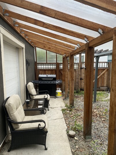 Large Modern pet Friendly Suite With Central A/C