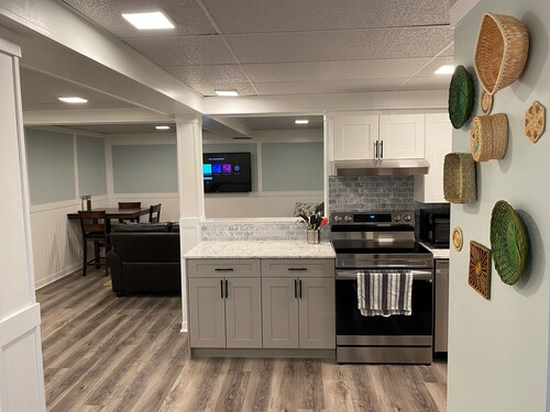 Large Modern pet Friendly Suite With Central A/C