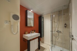 Bathtub, hair dryer, towels