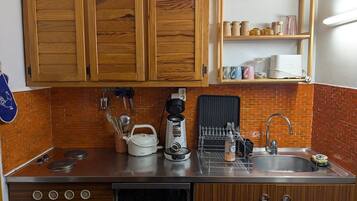 Refrigerador, horno, lavavajillas, utensilios de cocina