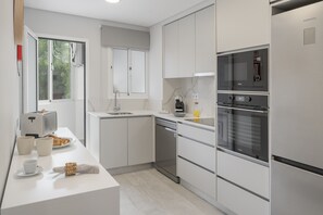 ثلاجة، ميكروويف، فرن، موقد طهي مسطح