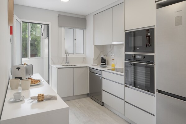 Fridge, microwave, oven, stovetop