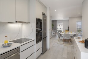 Geladeira, micro-ondas, fogão, cooktop