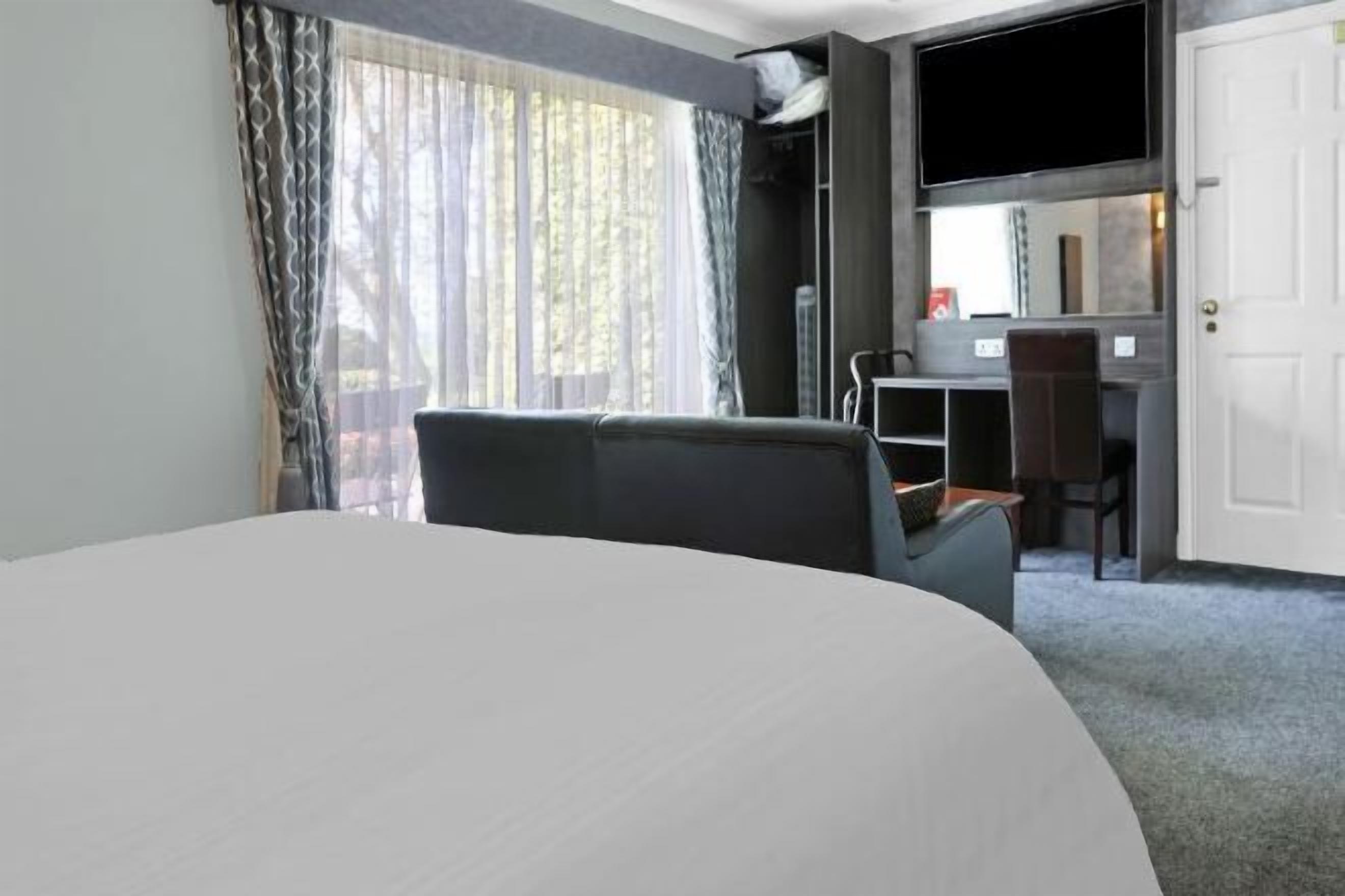 Schreibtisch, laptopgeeigneter Arbeitsplatz, Verdunkelungsvorhänge