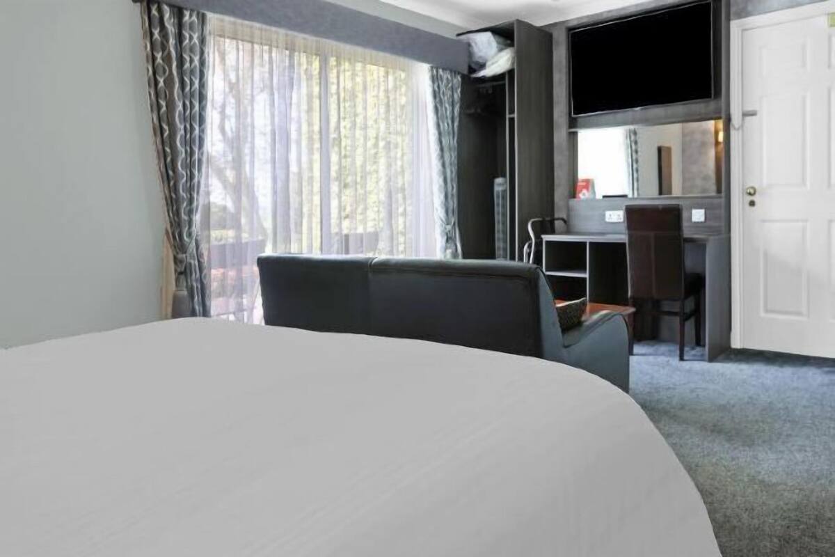 Schreibtisch, laptopgeeigneter Arbeitsplatz, Verdunkelungsvorhänge