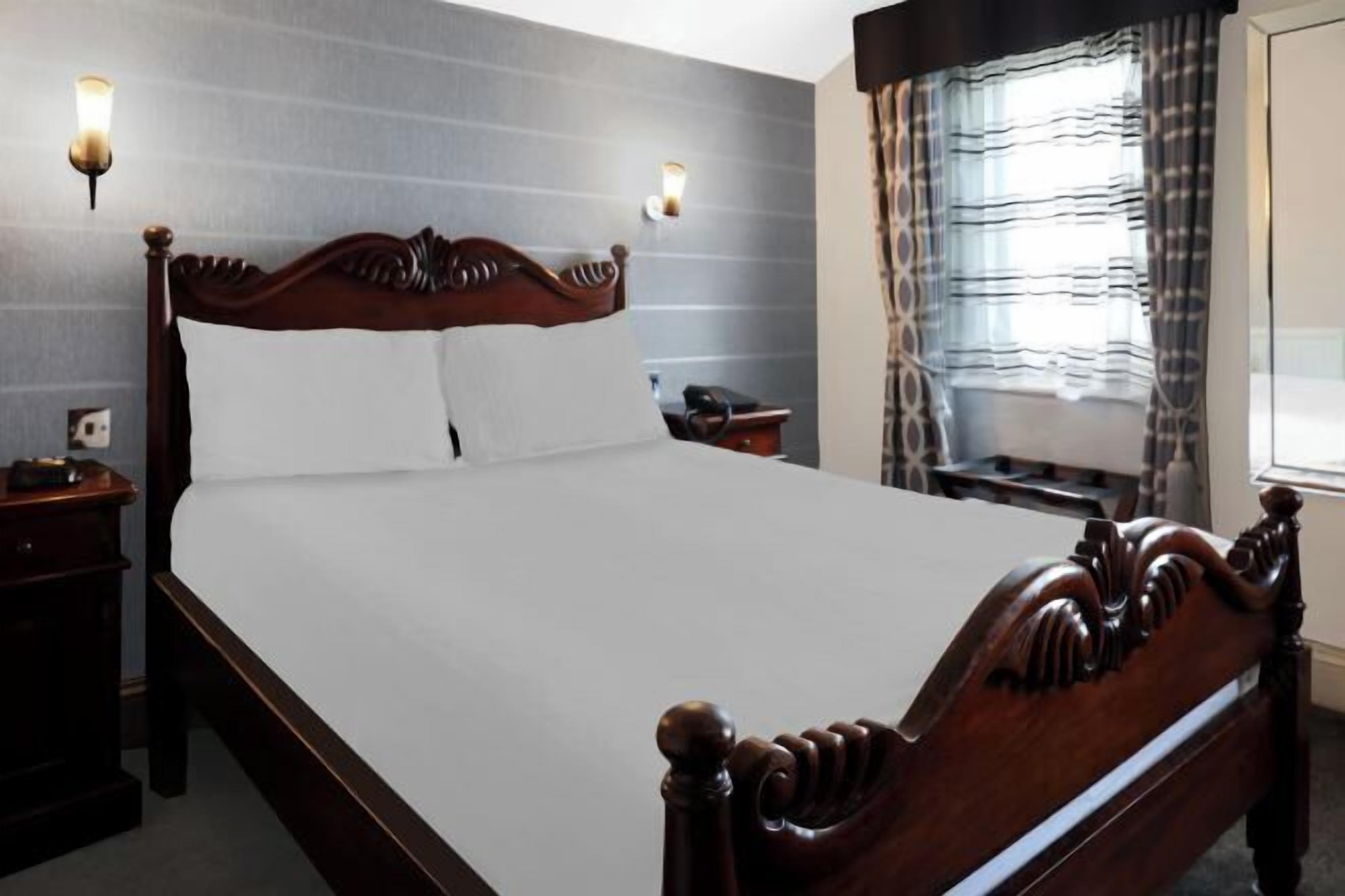 Γραφείο, χώρος εργασίας για λάπτοπ, κουρτίνες συσκότισης 