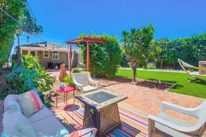 Outdoor dining - 1bd large backyard with spa, firepit, dining, pets (San Diego)