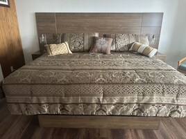 Escritorio, espacio para trabajar con laptop y wifi gratis