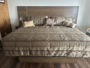 Desk, laptop workspace, free WiFi, bed sheets - Capt John's Motel (Coos Bay)