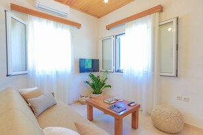 TV, books - Isabella - Charming Paxos Villa with Private Pool (Magazia)