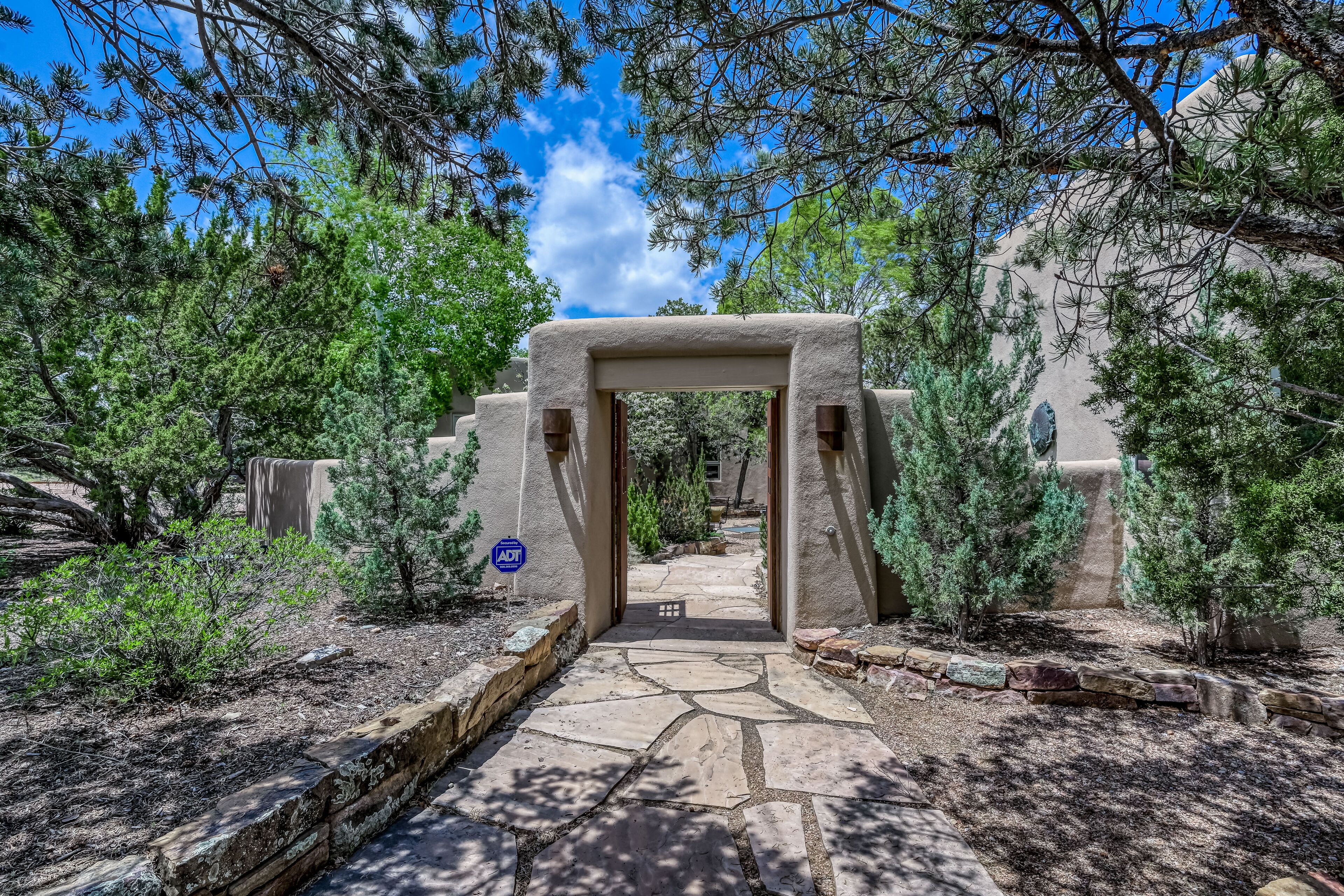 Mountain view estate with main house & guest house - rooftop hot tub, dogs ok