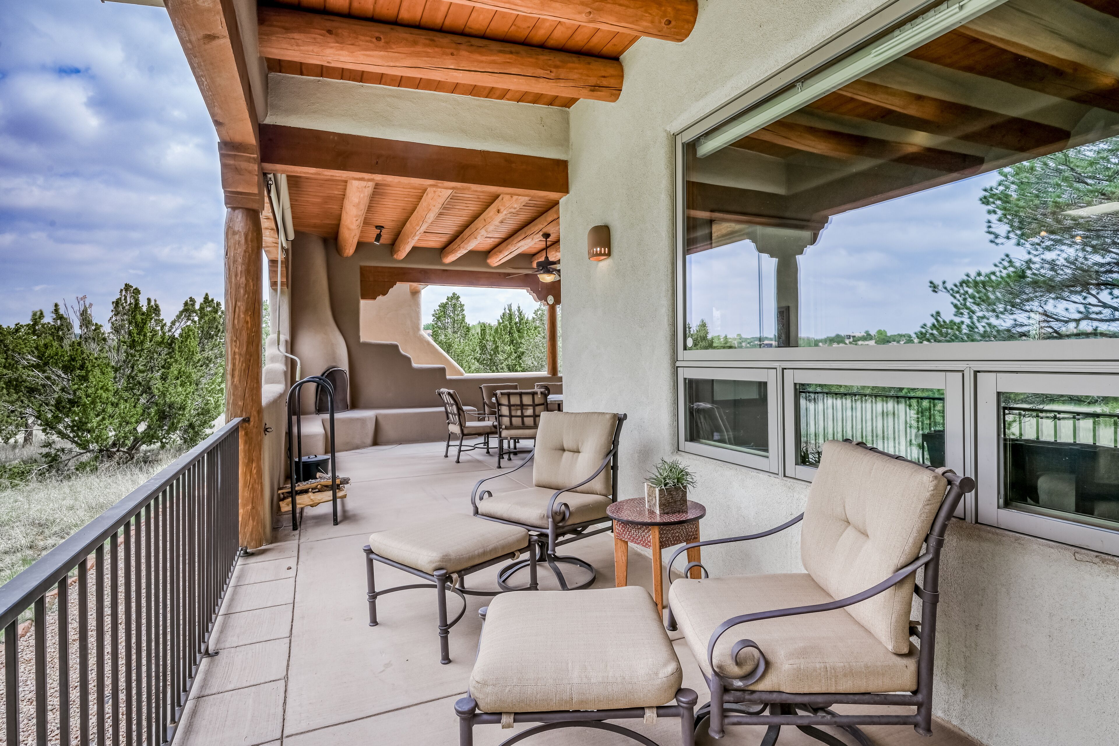 Mountain view estate with main house & guest house - rooftop hot tub, dogs ok