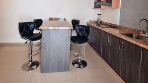 Superior Condo | Private kitchen | Blender, cookware/dishes/utensils, kitchen island - Departamento con Jacuzzi en Terraza (Mazatlán)