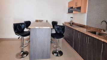 Condo superior | Cocina privada | Licuadora, utensilios de cocina y isla de cocina
