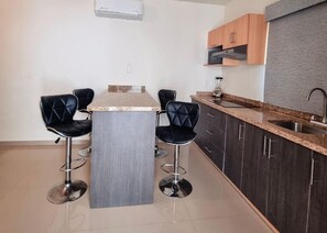 高级公寓式客房 | 私人厨房 | 搅拌机、厨具/餐具、厨房岛台