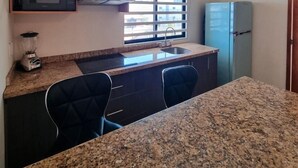 Superior Condo | Private kitchen | Blender, cookware/dishes/utensils, kitchen island - Departamento con Jacuzzi en Terraza (Mazatlán)