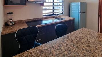 Condo superior | Cocina privada | Licuadora, utensilios de cocina y isla de cocina
