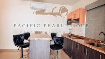 Condo superior | Cocina privada | Licuadora, utensilios de cocina y isla de cocina