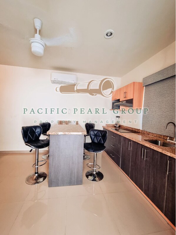 高级公寓式客房 | 私人厨房 | 搅拌机、厨具/餐具、厨房岛台