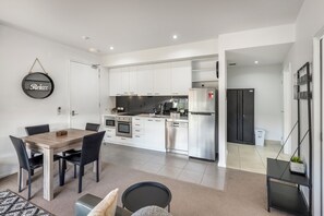 Fridge, microwave, oven, stovetop - Bellerive Quay - 2 Bedroom - Free Parking - Free WIFI (Bellerive)