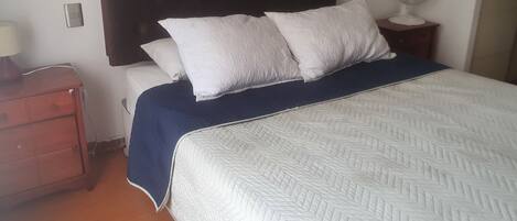 1 غرفة نوم ومكواة/لوح كي وواي فاي وملاءات أسرّة