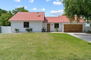 Exterior - Spacious Home: Near Beach, Large Yard, Game Room & Dog-Friendly! (Jacksonville)