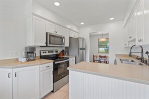 Kjøleskap, mikrobølgeovn, ovn og kokeplater