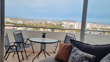 Condo exclusivo | Área de sala de estar | Smart TV de 50 pulgadas con canales digitales y servicios de streaming