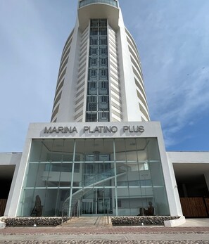 Vista frontal de la propiedad