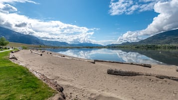 NĂ€ra stranden, solstolar och strandhanddukar