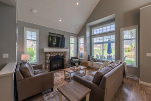 Smart TV, chimenea, futbolito y libros 