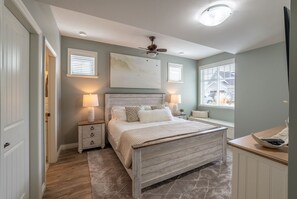 3 bedrooms, desk, iron/ironing board, travel cot