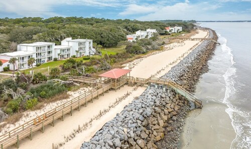 Driftwood Beach adjacent, off season rate, 20% off week, BEACH FRONT!