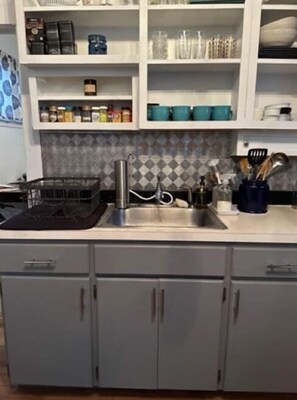 Private kitchen - Cozy Cottage in Uptown Butte (Butte)