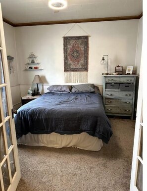 2 bedrooms, desk, WiFi, bed sheets
