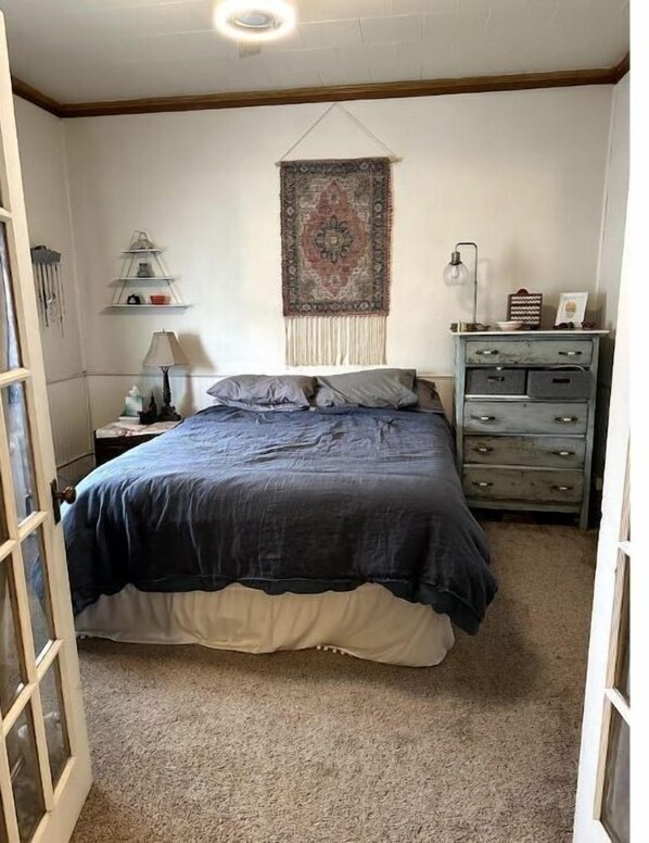 2 bedrooms, desk, WiFi, bed sheets - Cozy Cottage in Uptown Butte (Butte)