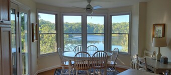 Private Beach on Pond, Linens Included, Kayak & Canoe. All Rooms w/ Pond Views!