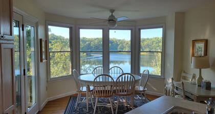 Private Beach on Pond, Linens Included, Kayak & Canoe. All Rooms w/ Pond Views!