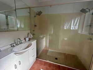 Douche, sèche-cheveux, serviettes fournies, savon