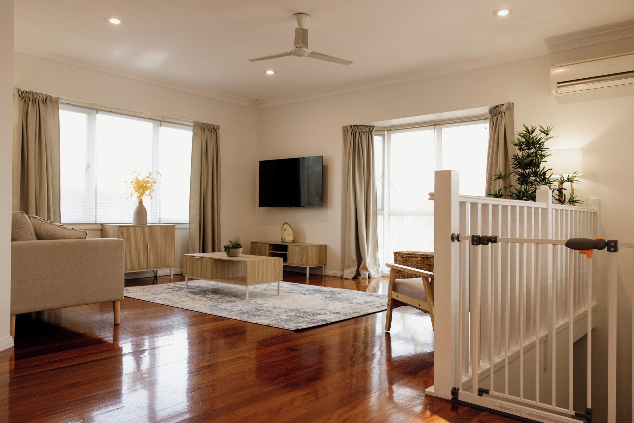 Smart TV, books, stereo